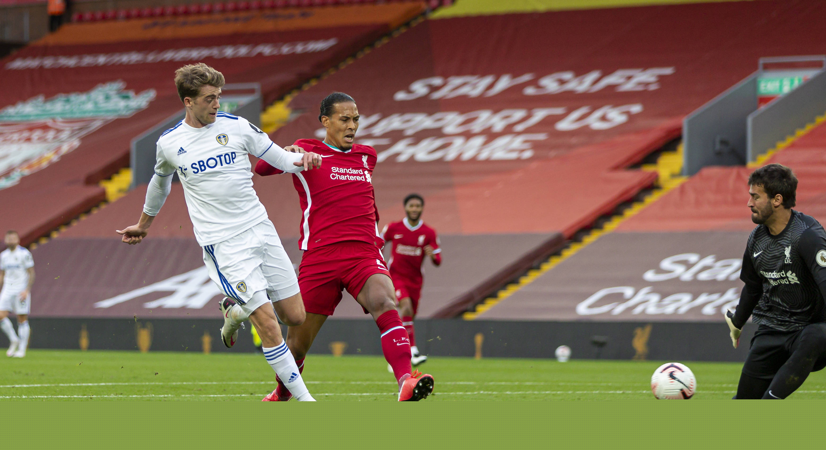 巴萨遭遇危险对手！法兰克福进攻凶猛防守漏洞百出，欧冠生死战提前上演